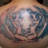 Due angeli sensuali tatuati sulla schiena