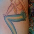 Tatuaggio sul braccio la sirena nuda colorata