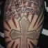 Le tatouage de l'épaule avec un croix avec une inscription