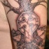 Tatuaggio non colorato sul braccio  l'albero senza vita & 