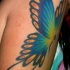 Tatuaggio grande colorato sul deltoide la farfalla