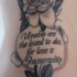 Le tatouage de flanc avec une inscription sur une rose