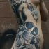 Tatuaje en el costado, gran decoración calavera con rosas en tinta negra
