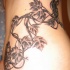 Tatuaggio non colorato sul fianco il ramoscello di edera