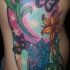 Tatuaje en el costado en colores brillantesm flores y mariposas