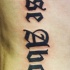 Tatuaggio sul fianco la scritta 