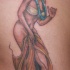 Le tatouage de flanc avec une belle danseuse bariolée