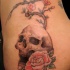 Tatuaggio grande impressionante sul fianco il teschio & il ramoscello di sakura