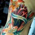 Tatuaggio colorato sul fianco i gigli & il disegno di cuore stilizzato