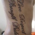 Tatuaggio sul fianco la scritta 