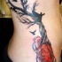 Tatuaje en el costado árbol que crece del cuerpo