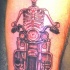Le tatouage de squelette sur une moto