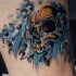 Tatuaje del esqueleto en las olas marinas