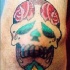 Calavera en color tatuaje con rosas