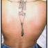 Muy realístico esqueleto  tatuaje en la espalda