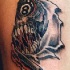 Calavera del monstruo con la bola ocho en vez del ojo tatuaje en tinta negra