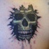 Tatuaje con la imagen de calavera bajo la piel cortada