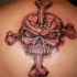 Calavera con cruz hecha de huesos tatuaje en color