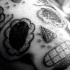 Calavera con tracería tatuaje en tinta negra