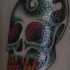 Calavera tatuaje en colores oscuros
