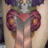 Espada con imagen de calavera alas y dos rosas tatuaje en color