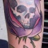Imagen de calavera en rosa morada tatuaje en color