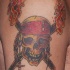 Calavera del pirata con antorchas cruzadas tatuaje en color