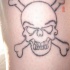 Simple tatuaje de calavera con huesos cruzados