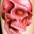 Muy detallado tatuaje de calavera en color rosado