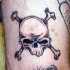 Tatuaje de calavera con huesos cruzados