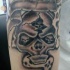 Calavera rota con otros elementos tatuaje en tinta oscura