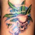 Calavera con cigarillo y marihuana al fondo tatuaje en color