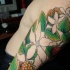 Muy realístico tatuaje las flores en la manga