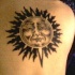 Sol con aspecto humano tatuaje en tinta negra