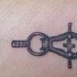 Pequeño tatuaje en tinta negra el compás