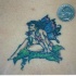 Tatuaje a color de una hada pequeña en ojas