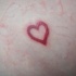 Simple tatuaje del corazón en tinta roja