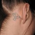 tatuaje pequeño detras de la oreja de colibrí
