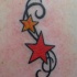 Dos estrellas en color tatuaje con tracería