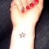 Estrella simple tatuaje en la muñeca