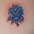 Pequeña rosa tatuaje en tinta azul
