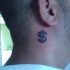 Tatuaje con símbolo de dólar en la nuca