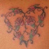 Precioso tatuaje con imagen del corazón hecho de tracería floral