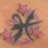 Símbolo zodiacal con tres estrellas tatuaje en color