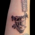 Tatuaje en detalle con máquina