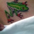 Muy realístico tatuaje en color la rana verde