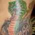 Tatouage de cobra coloré sur les roues