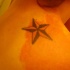 Clásico tatuaje de estrella en el hombro