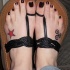 Tatuajes pequeñas en los pies, estrella roja y signo simple