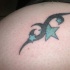 Tatuaje estrellas azules con tracería tribal